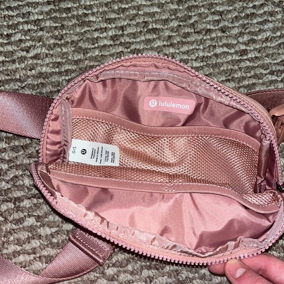 NWOT lulu everywhere belt bag. never worn in perfect condition. Pink Pastel - Picture 4 of 4